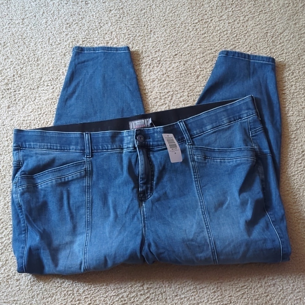 New with Tags Torrid Bombshell Skinny Medium Wash Denim Jeans Size 28